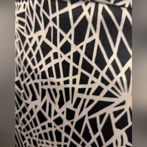 Diane Von Furstenberg Black and White SILK  Wrap Dress Size 4 - Picture 3 of 9